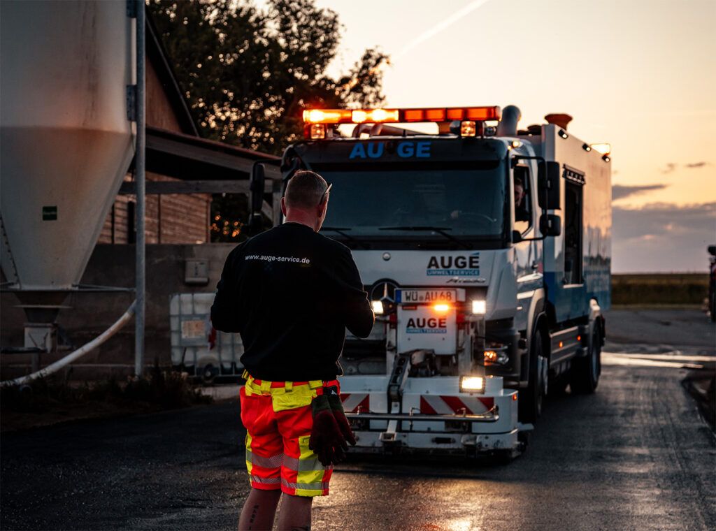 umweltservice fahrzeug mit mitarbeiter