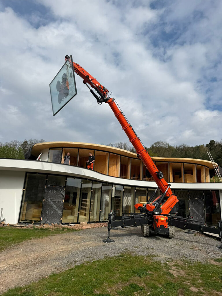 Minikran am Gebäude mit wenig Platz