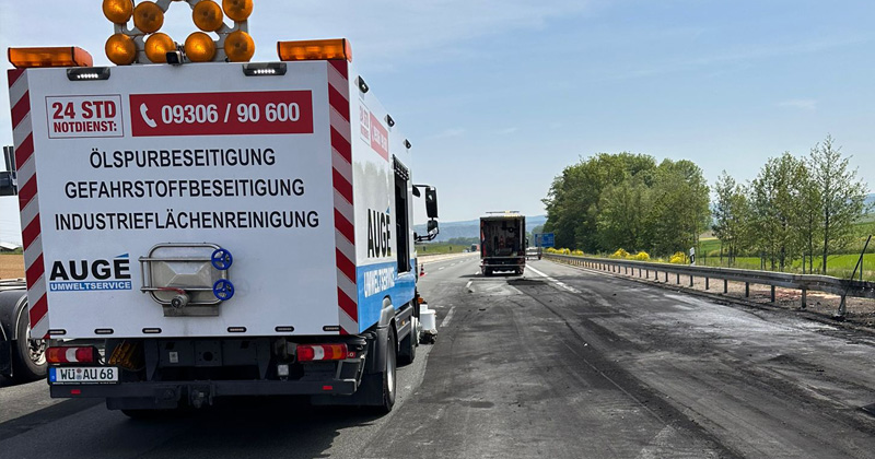 Ölspurreinigung auf der Autobahn nähe Würzburg